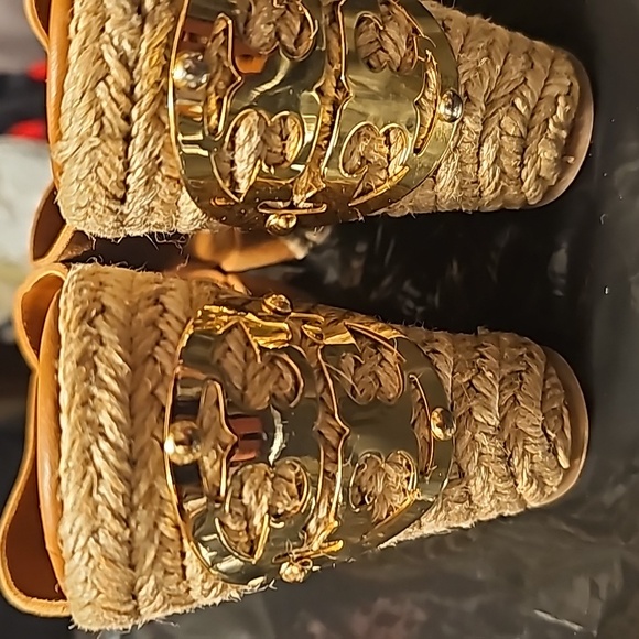 Torch Burch Tan Leather Suede Gold Logo Espadrille Wedges Sz 7.5 - Picture 3 of 6